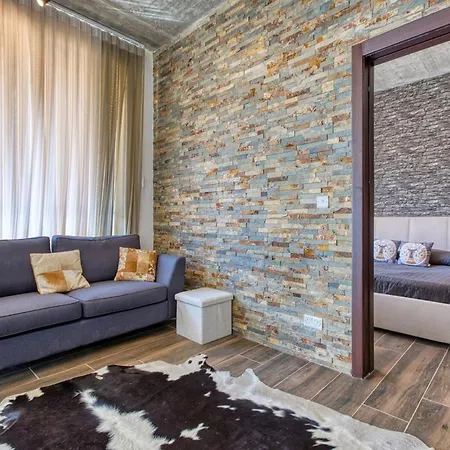 דירה Charming, Quiet Swieqi Maisonette With Private Entrance