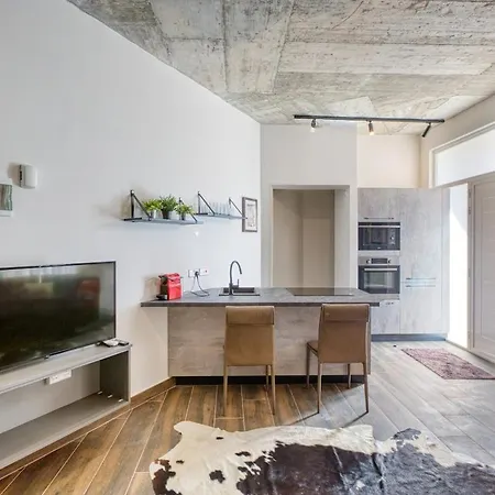 דירה Charming, Quiet Swieqi Maisonette With Private Entrance *